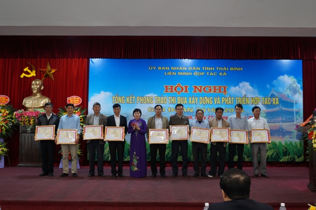 Đ/c Lưu Thị Chỉ trao tặng Giấy khen của Liên minh HTX tỉnh cho các tập thể cá nhân tiêu biểu