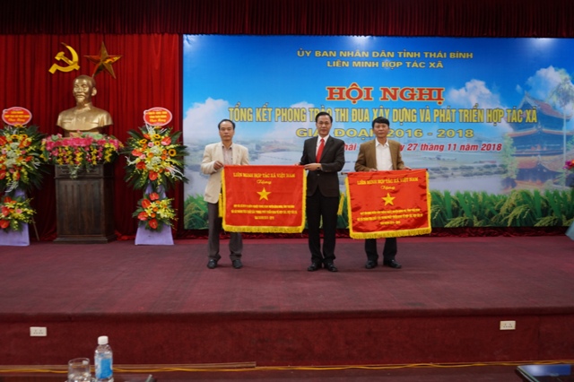 Đ/c Nguyễn Mạnh Cường - Phó Chủ tịch Liên minh HTX Việt Nam trao tặng Cờ thi đua cho các đơn vị tiêu biểu