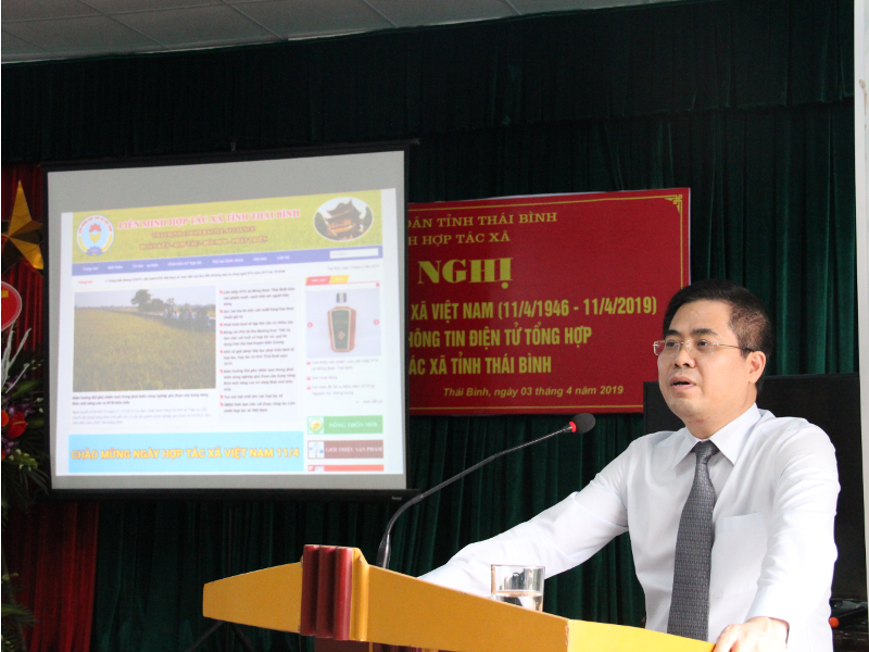 Đồng chí Nguyễn Hoàng Giang- Phó Chủ tịch Ủy ban nhân dân tỉnh, Tỉnh ủy viên, Trưởng ban chỉ đạo phát triển kinh tế tập thể tỉnh phát biểu tại Hội nghị