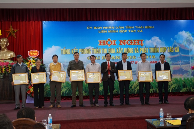 Đ/c Nguyễn Mạnh Cường - Phó Chủ tịch Liên minh HTX Việt Nam trao tặng Bằng khen cho các tập thể và cá nhân tiêu biểu (2)
