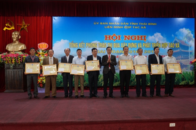 Đ/c Nguyễn Mạnh Cường - Phó Chủ tịch Liên minh HTX Việt Nam trao tặng Bằng khen cho các tập thể và cá nhân tiêu biểu