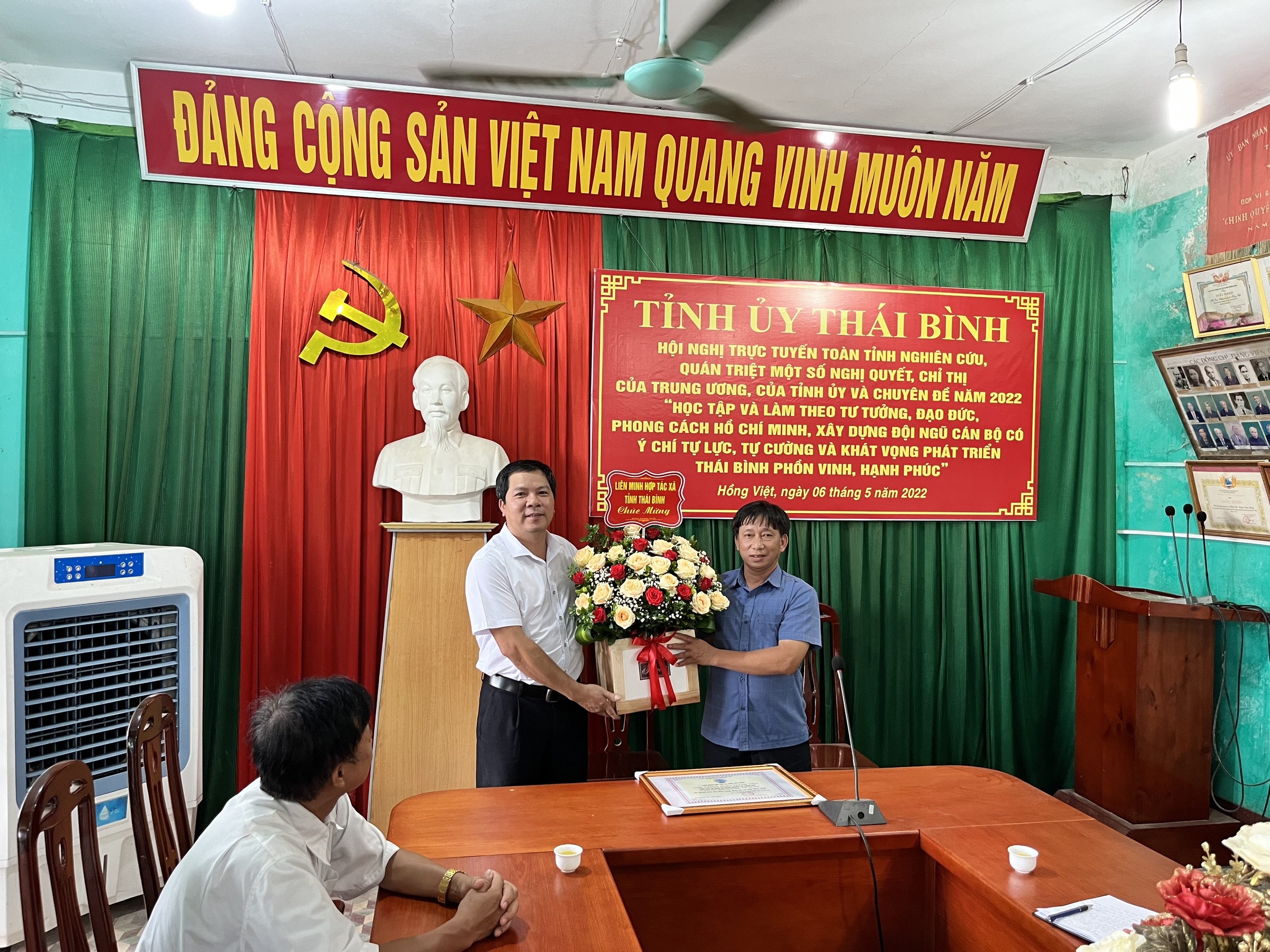 Liên minh Hợp tác xã tỉnh kết nạp và trao giấy chứng nhận thành viên cho các HTX tại huyện Đông Hưng, tỉnh Thái Bình