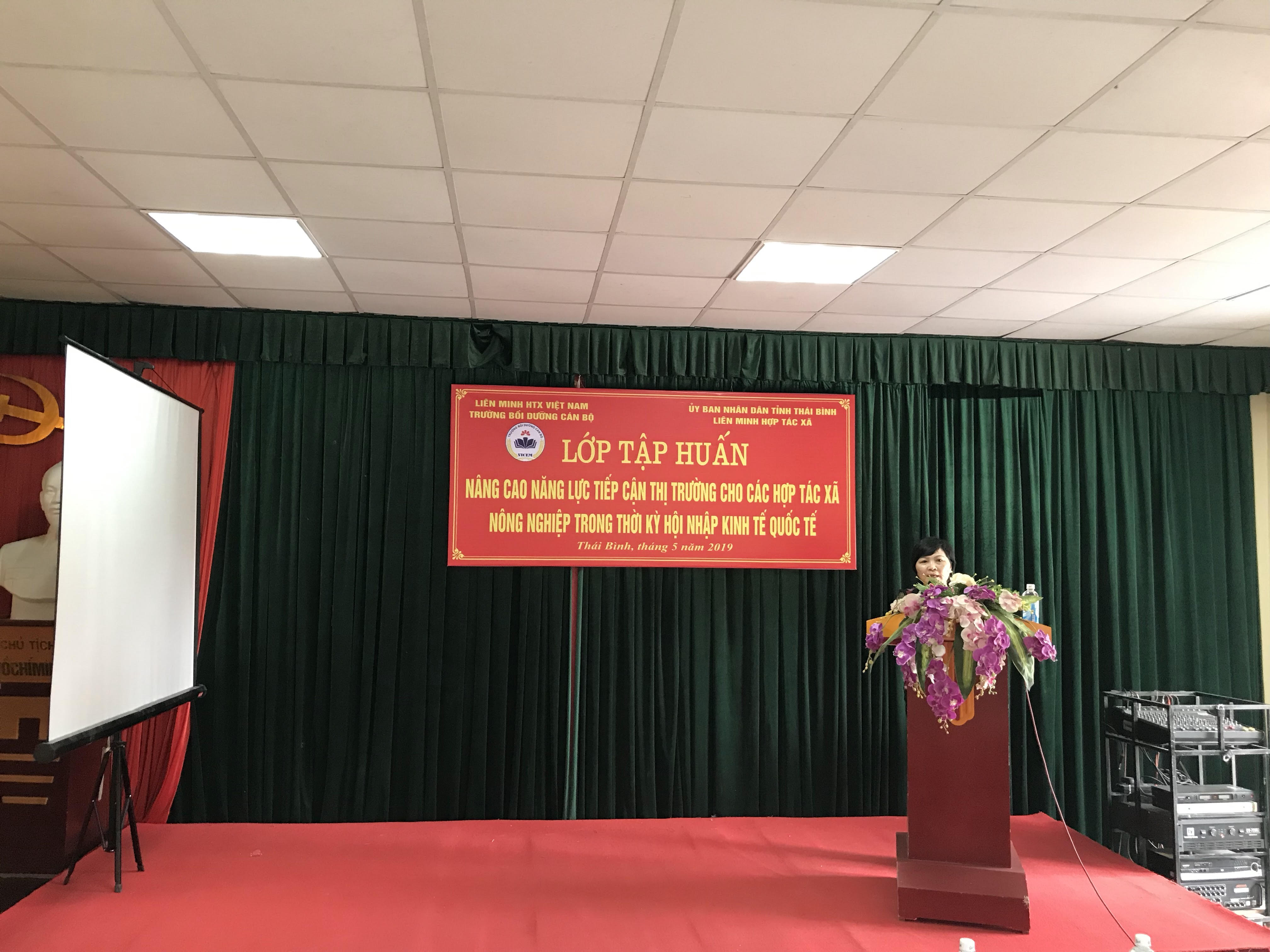 Tập huấn nâng cao năng lực lãnh đạo cho cán bộ quản lý Hợp tác xã địa bàn huyện Đông Hưng