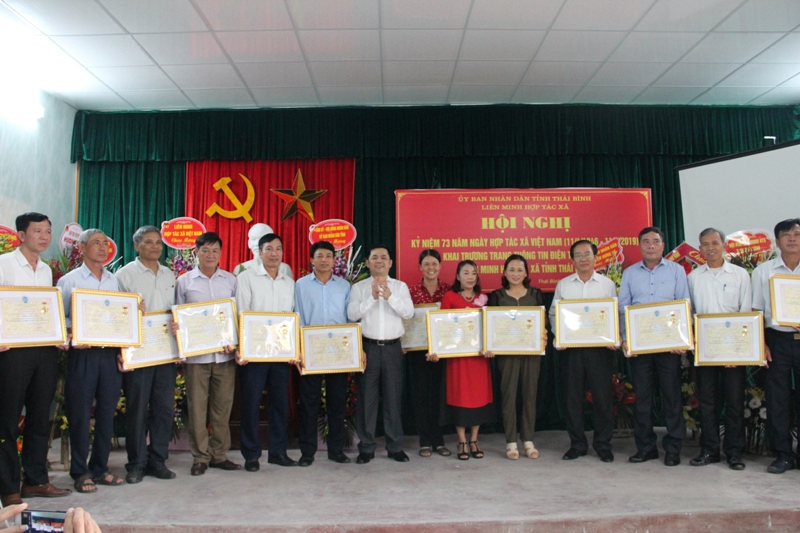 Đồng chí Nguyễn Văn Thịnh - Phó Chủ tịch Liên minh HTX Việt Nam tặng Kỷ niệm chương 