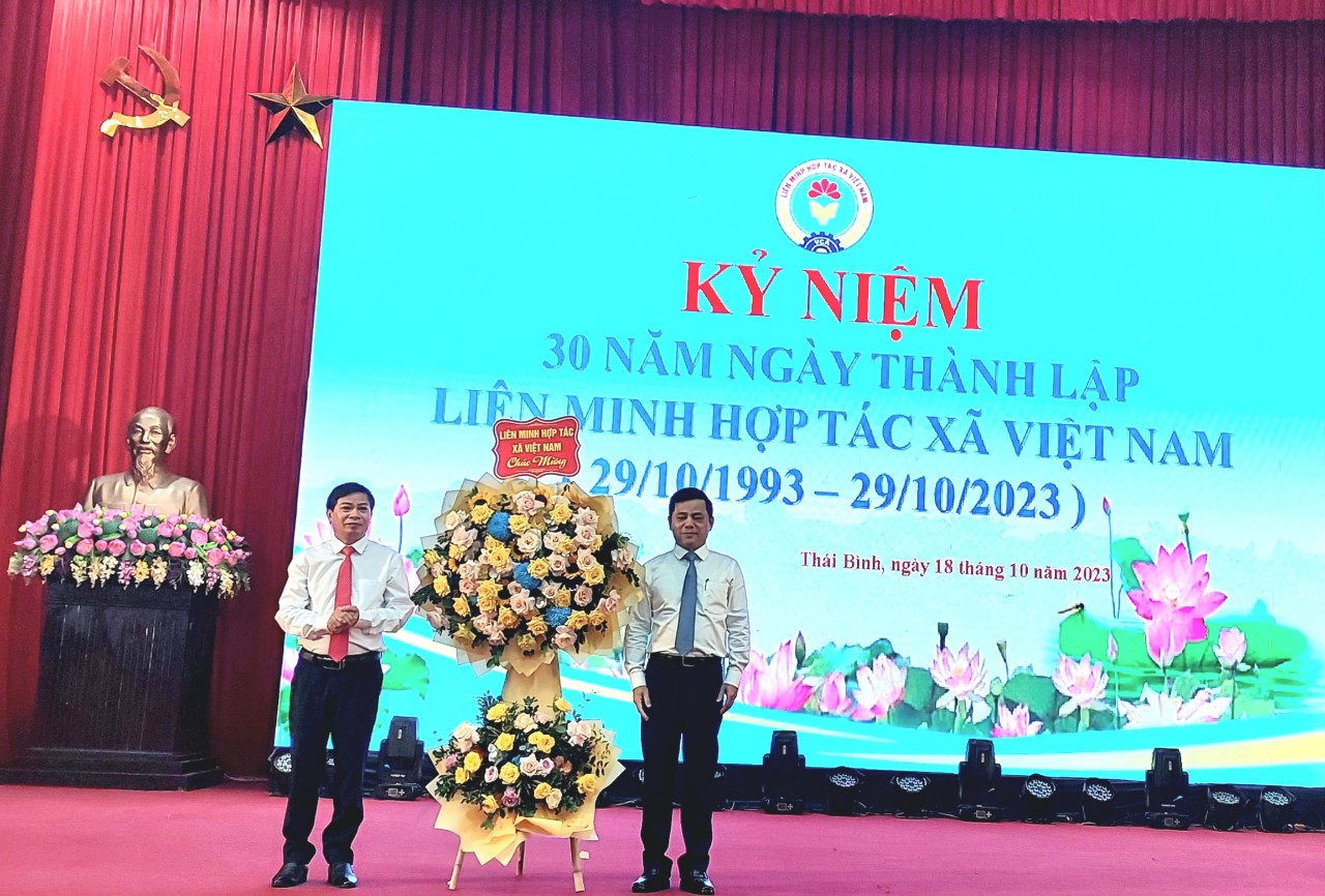 Đồng chí Nguyễn Văn Thịnh - Phó Chủ tịch Liên minh Hợp tác xã Việt Nam tặng hoa chúc mừng