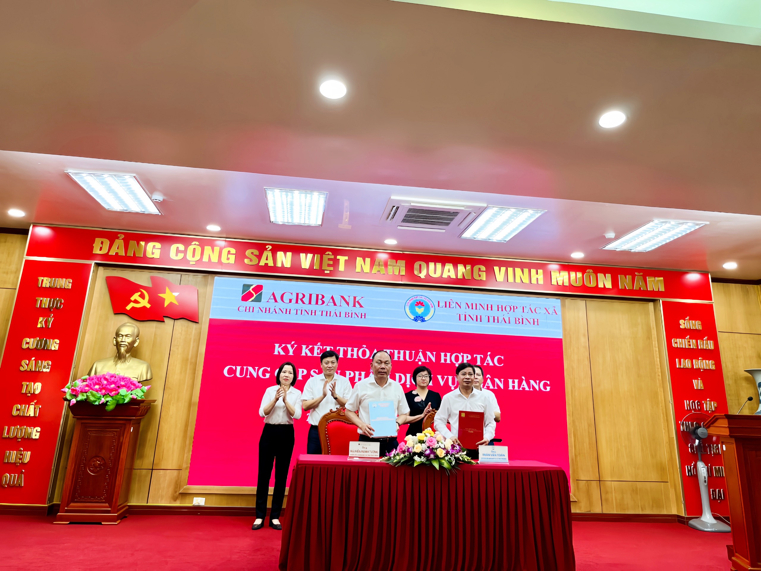 Liên minh Hợp tác xã tỉnh và Agribank tỉnh Thái Bình ký kết thỏa thuận các dịch vụ hỗ trợ hợp tác xã, liên hiệp hợp tác xã trên địa bàn tỉnh Thái Bình.