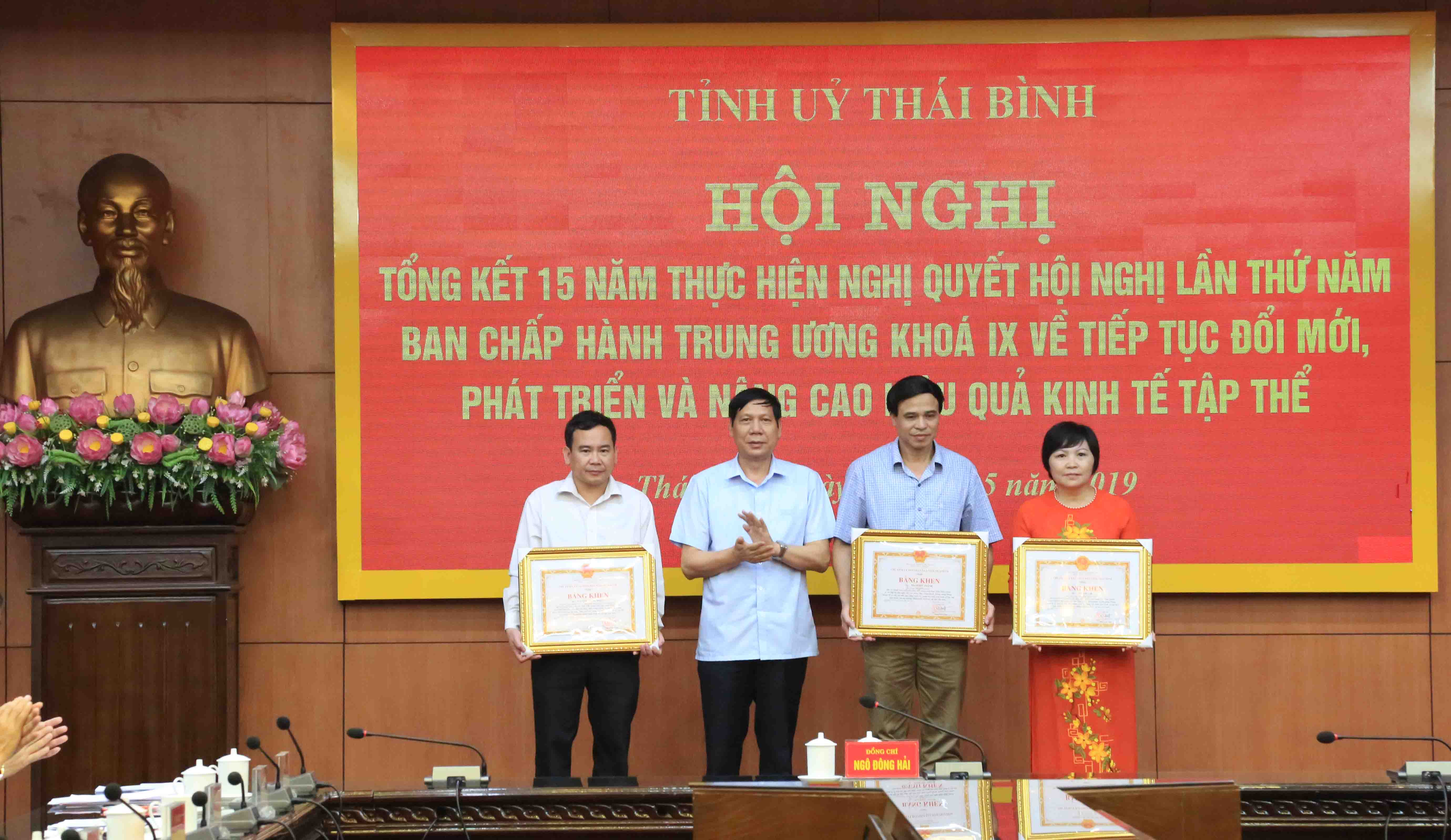 Đồng chí Vũ Mạnh Hiền - Tỉnh ủy viên, Phó Chủ tịch HĐND tỉnh trao tặng Bằng khen cho các cá nhân