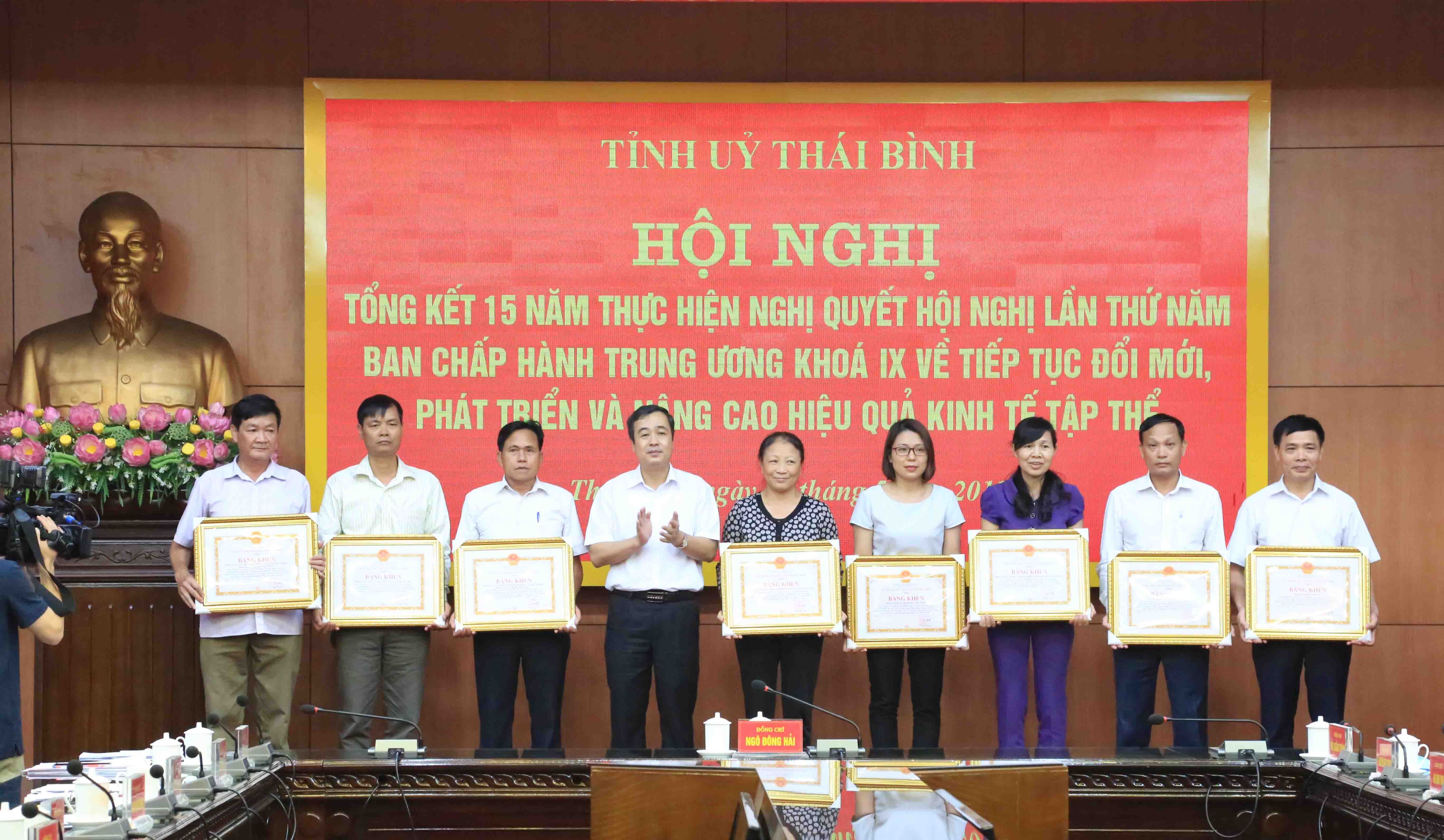 Đồng chí Ngô Đông Hải - Ủy viên dự khuyết TW Đảng, Phó Bí thư tỉnh ủy trao tặng Bằng khen cho các tập thể