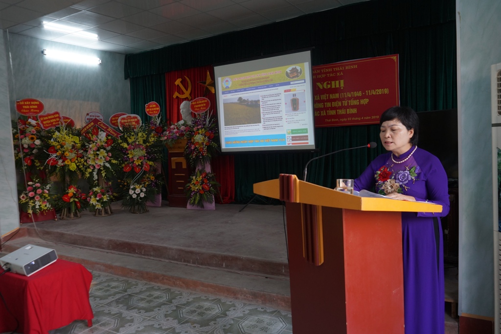 Đồng chí Lưu Thị Chỉ - Chủ tịch Liên minh Hợp tác xã tỉnh phát biểu tại Hội nghị