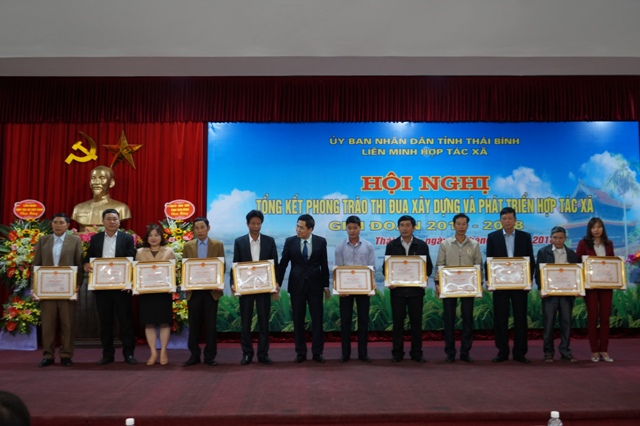 Đ/c Nguyễn Hoàng Giang - Phó Chủ tịch UBND tỉnh trao tặng Bằng khen của UBND tỉnh cho các tập thể tiêu biểu