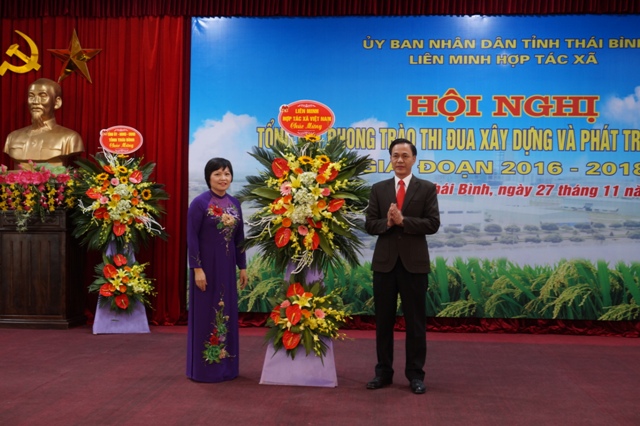 Phó Chủ tịch Liên minh HTX Việt Nam tặng hoa tại Hội nghị